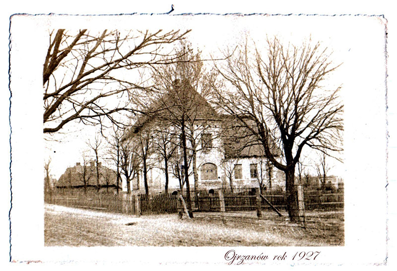 Szkoła Podstawowa im. Stefanii Dziewulskiej w Ojrzanowie w 1927 r.